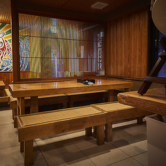 大衆感満載♪広々とした席でゆったりくつろげます！仕事帰りにふらっと立ち寄れる気軽さと、料理のクオリティの高さが共存する店内は、何度でも通いたくなる心地よさです。