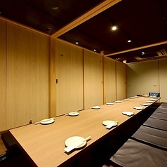 【13～20名様/完全個室（掘りごたつ）】会社の宴会や同窓会におすすめ！人数に応じて個室の広さを調整可能です。ご希望はお気軽にご相談ください！単品飲み放題は3時間1650円～とリーズナブルにご用意。幹事様も安心のプランで、思い出に残るひとときを演出します。快適な空間で心ゆくまでお楽しみください。