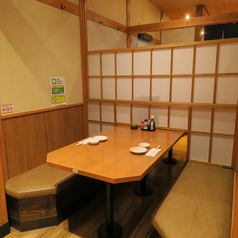 【2名様からご利用可能な個室席】デートや仕事帰りのカジュアルな飲み会などにおすすめ。落ち着いた和風のプライベート空間はお誕生日や記念日のお祝いにもおすすめです。はなの舞こだわりの料理と厳選したお酒をゆっくりお楽しみいただける寛ぎ空間となっております。