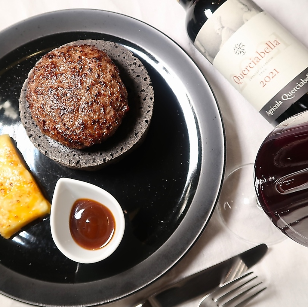 和牛入りハンバーグの溶岩プレート焼き