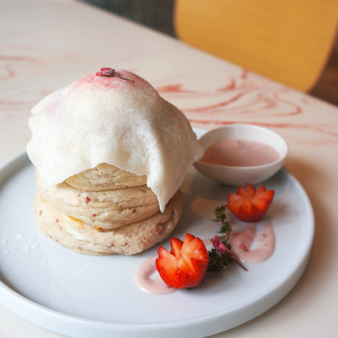 春限定！桜レアチーズのベリーパンケーキ