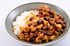 鶏肉のピーナッツ甘辛炒め丼