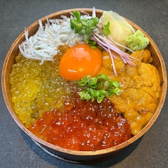 黄金いくらの四色丼