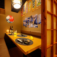 【六本木×個室居酒屋】少人数様のご利用でも個室をご用意致します。扉付き完全個室は、プライベートな空間でお使いいただけます！間接証明が優しく照らすオシャレな個室空間は女子会やデートに人気♪六本木の居酒屋の中でも人気の個室席となりますのでご予約はお早めに！完全個室居酒屋九州料理さつきをぜひ♪個室居酒屋