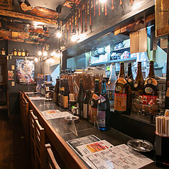 当店のカウンター席は、木の温もりが心地良い和の空間。リラックスしてお食事をお楽しみください。