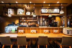 木の温もりを感じるカウンター席。おひとり様や仕事帰りのサク飲み、一人しゃぶしゃぶにも最適です。