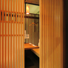 個室席を1卓ご用意しております。周りを気にせず、ゆったりとお寛ぎいただける空間です。特別な日や大切な人とのプライベートな時間を大切にしたい方にぴったりです。心温まるひとときをお過ごしくださいませ。