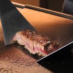 ハラミの一番肉厚でやわらかい部分を贅沢に使用した当店のステーキはお肉本来の味をそのまま楽しめる