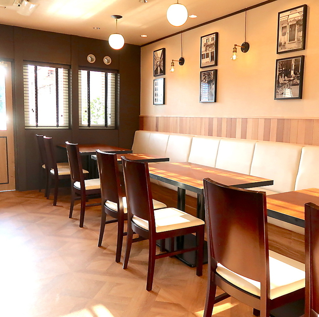 静かなイタリアのカフェのような店内