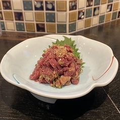 【熟練の技】名物の「馬刺しなめろう」と「牛のたたき」