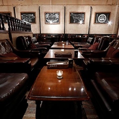 アンティークソファーでまったりとした時間を過ごせる半個室♪落ち着いた色合いのインテリアが心を癒し、リラックスしたい時にぴったりです。友人との語らいや特別なデートに最適な空間です!◇