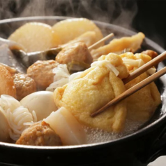 和風個室で、職人が煮込んだおでんを楽しめます