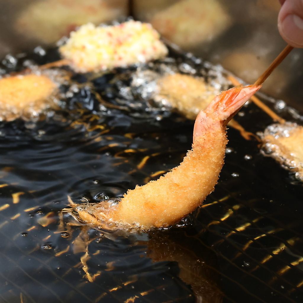 石橋で楽しむミシュラン評価の串揚げ。厳選食材を使用し、カジュアルながら北新地の名店の味を堪能。