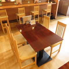 木目調のテーブルが並ぶ、落ち着いた雰囲気のお席です。少人数から大人数のグループでのご利用まで、様々なシーンに合わせてお使いいただけます。また、ゆったりとお座りいただける長椅子のソファ席もご用意しております。心地よい空間で、美味しいお料理とお好みのドリンクを心ゆくまでお楽しみくださいませ。