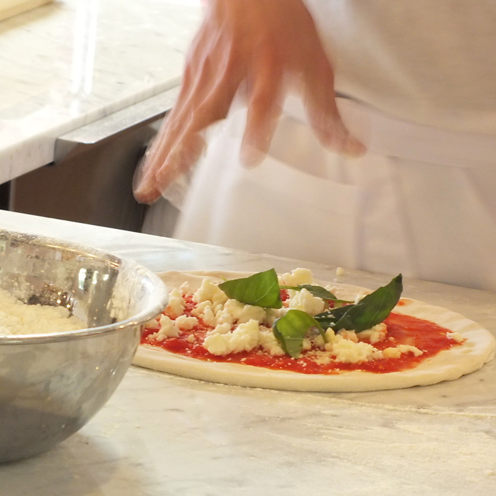 ピッツァイオーロが一枚一枚丁寧に手で伸ばして仕上げるマルゲリータはナポリの味そのままの美味しさ
