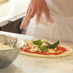 ピッツァイオーロが一枚一枚丁寧に手で伸ばして仕上げるマルゲリータはナポリの味そのままの美味しさ