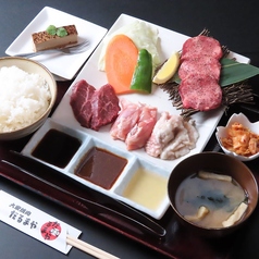 ボリュームたっぷりランチ定食をご用意！ご飯もセルフでおかわり自由！ドリンク+110円(税込)で追加もOK！の写真