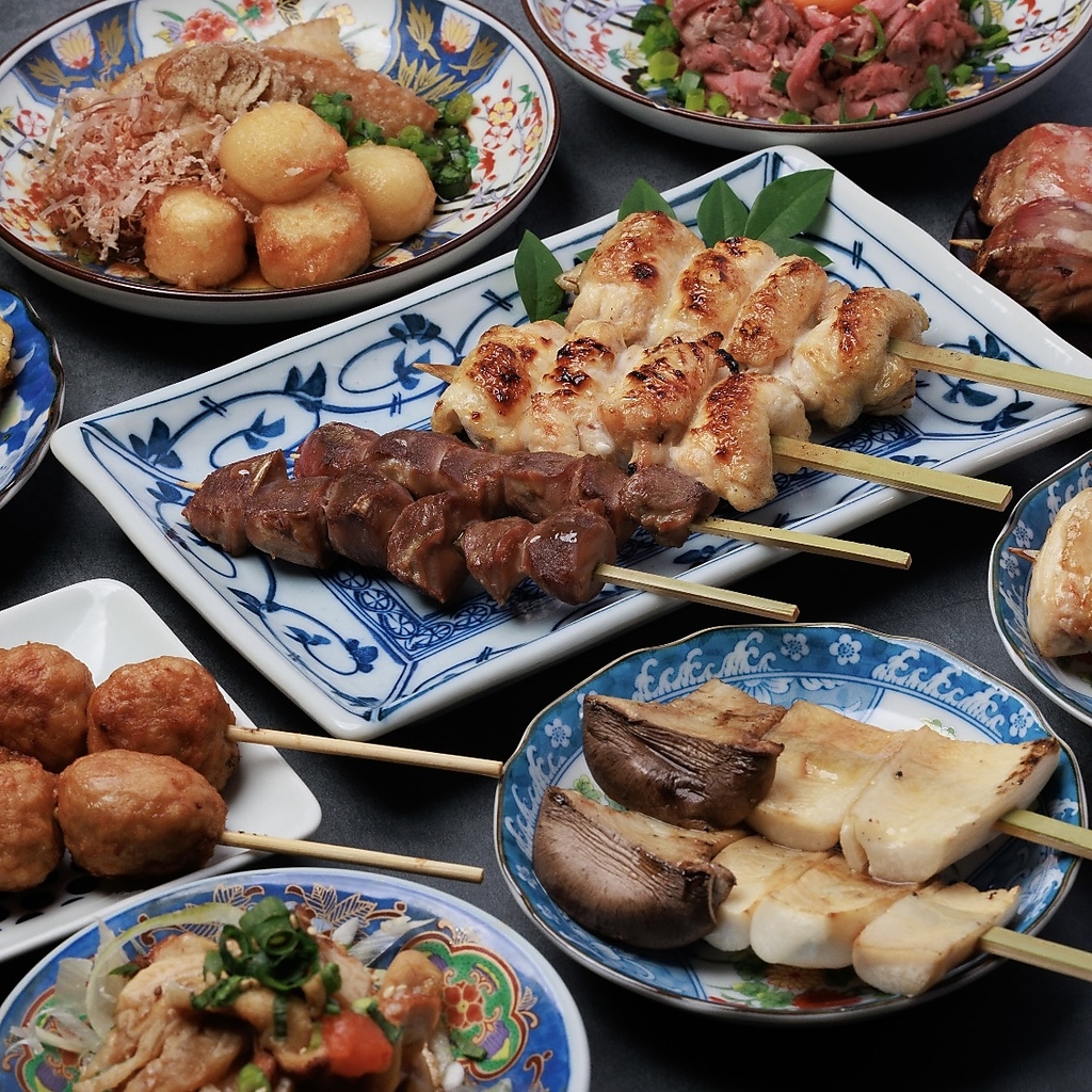 焼鳥は大山鶏を使用！ オープンキッチンで焼き上げる串焼きは出来立てをすぐにお持ちいたします！