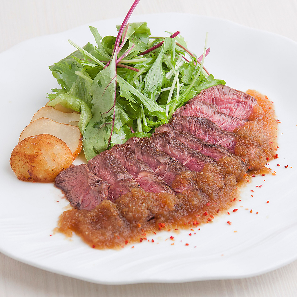 赤、白、スパークリングワインなどお酒との相性もピッタリ♪牛ミスジのステーキは大好評の一品！