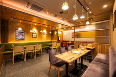 ゆったりとしたテーブル席を多数ご用意。ご友人とのお食事や会社帰りの飲み会など、さまざまなシーンでご利用いただけます。