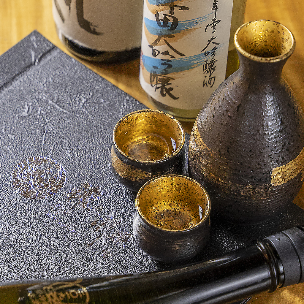 料理にぴったりのお酒を豊富にご用意!厳選された地酒も充実。料理とお酒のご相談もお気軽にどうぞ。