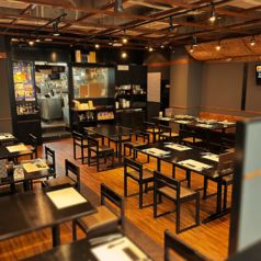 4名様でご利用いただけるテーブル席をご用意しております。落ち着く店内で、カジュアルにお食事をお楽しみいただけます！ご友人とのお集まりやお食事に是非ご利用ください◎