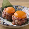 料理メニュー写真&nbsp;ほぼ卵黄のおつまみ馬映ユッケ