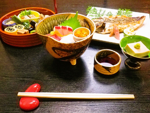 その季節の旬のものをふんだんに使った和食のお店。海の幸を中心に山の幸、珍味など。