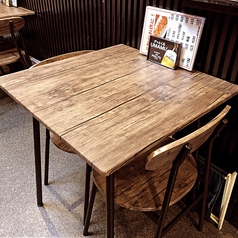 シンプルでスマートなデザインの木目調のテーブル席はご友人や会社仲間、カップルやご夫婦でのご来店に最適です。店内はこまめに消毒などをしておりますので、安心してお食事をお楽しみください♪