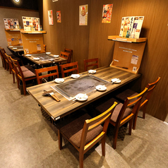 もんじゃはスタッフがお焼きします！作り方もお席にご案内がございます◎種類豊富なもんじゃ焼きでワイワイ盛り上がること間違いなし！