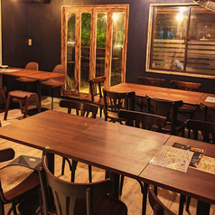 テーブル席です。テラス席も2名×6席あり人数により調整可能です。15名様から25名様くらいまでで貸切も可能!テラスと繋げれば40名様まで対応可能!