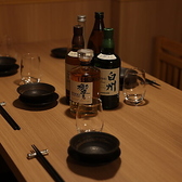 全席喫煙可能。席を立つことなくお煙草を楽しみながら、こだわりの日本酒や本格焼酎をお召し上がりいただけます。リラックスして過ごせる、大人の集まりに最適な空間です。