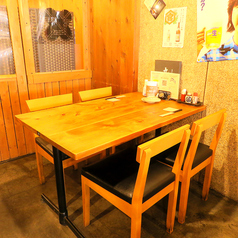 【2名から4名様用テーブル席】仕事帰りにふらっと一杯、仲間との気軽な飲み会にご利用下さい。少人数でゆったりお過ごしいただける空間。名物博多もつ鍋や馬刺しなど本格九州料理と、厳選芋焼酎を囲めば会話も弾みます。日常使いにも、ちょっとした記念日にも。皆様のご来店を心よりお待ちしております。