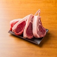 《ラム肉のここがすごい！》不飽和脂肪酸が多い！ラム肉には良い油とされる不飽和脂肪酸が多く含まれており、動脈硬化や血栓予防、血圧を下げる、悪玉コレステロールを減らす作用があるといわれています。