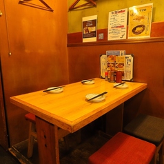 ＊新宿にきたら、うなぎ、焼き鳥、うな串を楽しめる居酒屋う福へ＊テーブル席は4名用が2つあり、友人や家族との会話を楽しむのに最適です。温かみのある木のぬくもりが感じられ、リラックスした雰囲気でお食事を堪能できます。