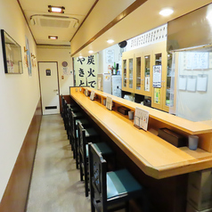 お一人様でも気軽に楽しんでいただけるカウンター席は、7席ご用意しております。横並びにも座れますので、デートにもピッタリです。素敵なひとときをお過ごしください。