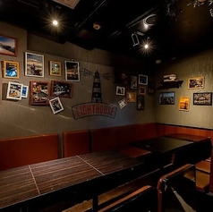 【テーブル席】レンガ調の壁面や木の温もりに包まれた、大人の社交場にふさわしい洗練された空間。落ち着いた木の質感が心地よいテーブル席は、デートや合コン、ご友人との集まりなど、多彩なシーンに最適です。幻想的な光が彩る空間で、至福のひとときを心ゆくまでお楽しみください。