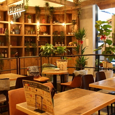 開放感もありながらも落ち着いたウッド調の空間で、ゆったりと特別なひとときをお過ごしいただけます。