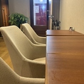 【鉄板なしカウンター】鉄板がないため手元が広く、お酒とおつまみをゆったり楽しみたい方に最適なお席です。熱気やにおいを気にせず、職人の調理風景を眺めながら語り合えるのも魅力。お一人様のサク飲みや、落ち着いて会話を楽しみたいペアのご利用におすすめです。
