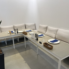 6名様までご利用いただける半個室をご用意。周囲を気にせず会話を楽しめるプライベート空間は、仲間内の飲み会や女子会、家族での食事にも最適です。落ち着いた照明と快適なソファー席が、ゆったりとした時間を演出します。記念日利用にもおすすめ。