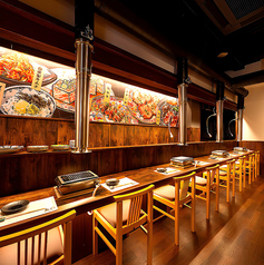 【1人焼肉&1人飲み大歓迎】風情のある灯りに照らされるお洒落なカウンター席。隣との距離もゆったりしている為お1人様でも気軽に焼肉やお酒を楽しめます。落ち着いた空間で ゆっくりと自分だけの贅沢なひとときをお過ごしください。個室の数に限りがございます。ご要望の際は直接電話でお問合せください。