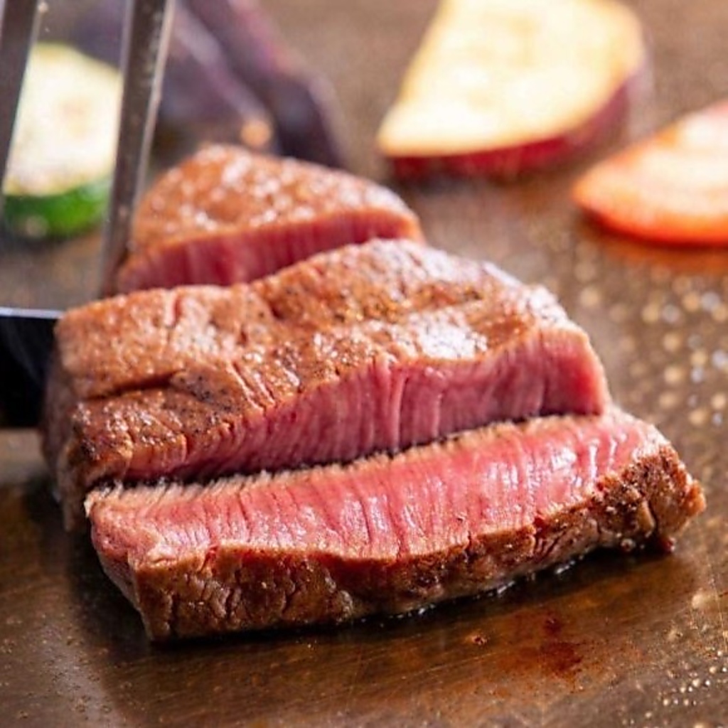 サーロインステーキをはじめ、ハラミステーキ、肉寿司盛り合わせ、焼き鳥など当店名物が食べ放題♪