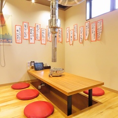 【個室】最大22名様で宴会が可能です!掘りごたつでゆったりと焼肉宴会をお楽しみください♪6名卓×2 10名卓×1ゴルフコンペの表彰式や、少年野球、各種部活の打ち上げ等幅広く活用いただけます♪プロジェクターやモニター等を持ち込んで、上映会なんかも大歓迎です!!