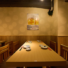 2名様～4名様までご利用可能なテーブル席。仕事帰りの飲み会や気の置けない友人との食事にゆったりとお過ごしいただけます。食べ飲み放題でのご利用にもおすすめのお席です。