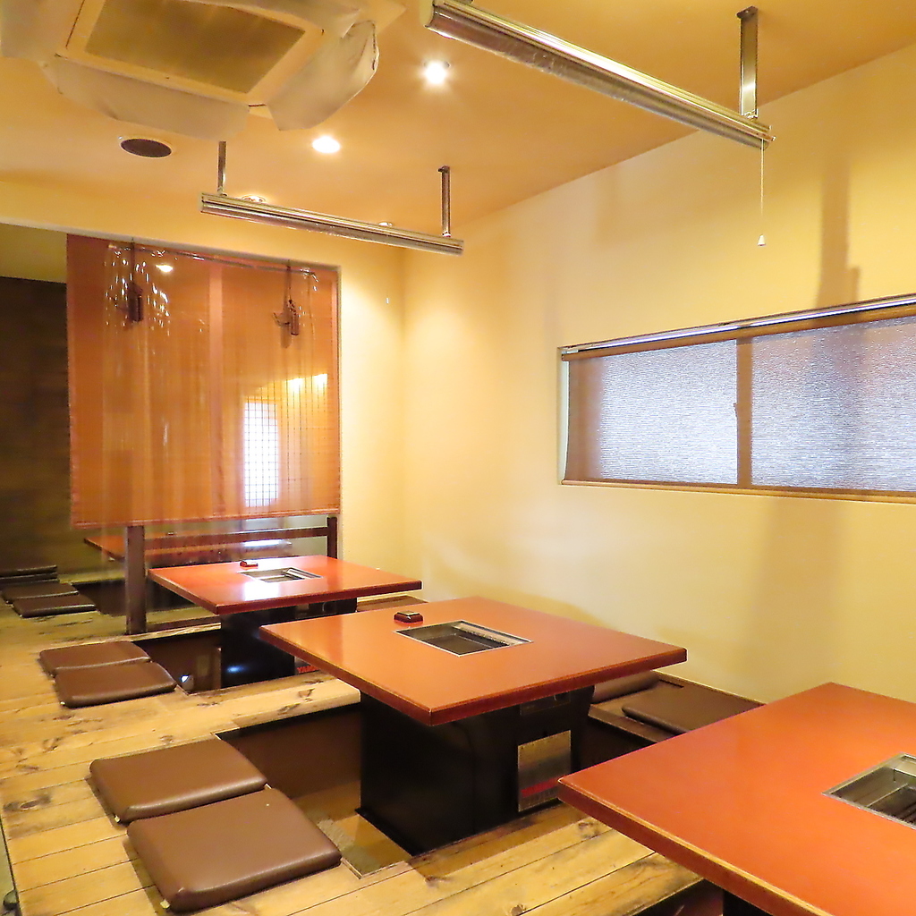 1階には最大10名まで宴会可能なお座敷をご用意！仕切りがございますのでプライベート感◎