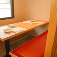 【半個室2～6名様】ゆったりお寛ぎ頂ける、広々とした半個室のお席です。和の風情とともに、美味しい天ぷらをゆっくりとご堪能ください。