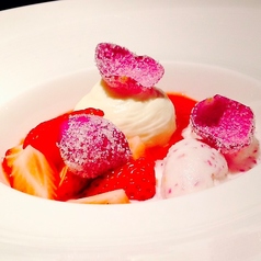 三島・市川バラ園のフレグランスローズと伊豆苺　ホワイトチョコのエスプーマ