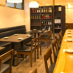 シックで落ち着いたテーブル席(2～4名様)です。ご友人と気ままなお集まりや同僚との飲み会、ご家族など様々なシーンでご利用いただけます。ご利用人数に合わせてお席の調整も可能ですのでお気軽にご相談くださいませ。当日のご予約も承っております。お手軽なネット予約、またはお気軽にお電話にてご連絡ください。