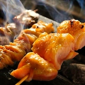 迫力満点!天井まで届く豪快な炎で焼き上げる。とり縁名物の大山どり黒焼き。もともと宮崎県の郷土料理で、通常はもも肉を使用していますが、当店ではもも肉や皮肉などいろんな部位をお楽しみいただけます。器も同時に熱しているのでアツアツが楽しめます!お好みでゆず胡椒などをつけてどうぞ。