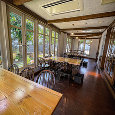 爽やかにビュッフェを楽しめる、庭を一望できるテラス席あり。緑に囲まれた雰囲気でお食事ができます！